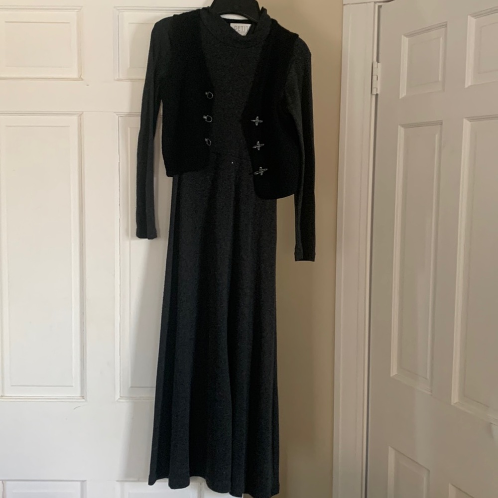 Grey long sleeve dress with black vest.  Very chic